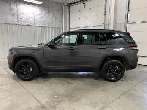 Used 2023 Jeep Grand Cherokee Limited w/ Black Appearance Package AWD/4WD image 23