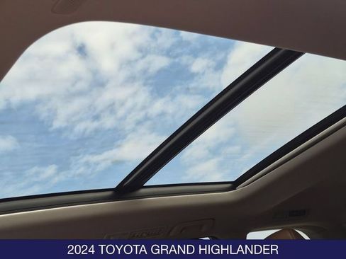 Used 2024 Toyota Grand Highlander AWD image 14