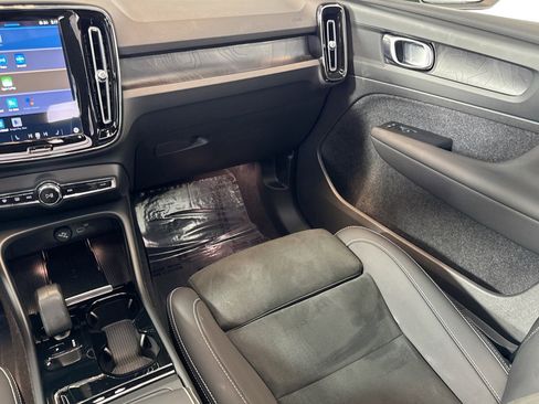 Used 2023 Volvo XC40 Recharge Plus image 22