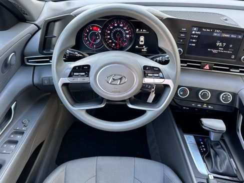 Used 2023 Hyundai Elantra SE image 16