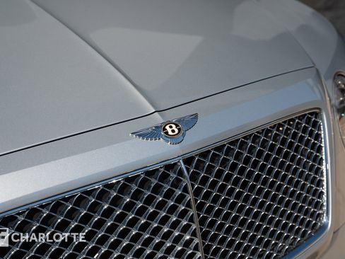 Used 2020 Bentley Bentayga Plug-In Hybrid image 3