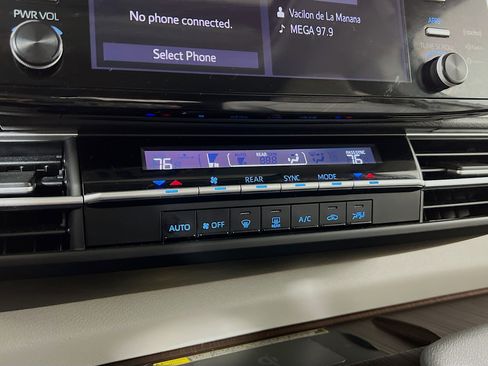 Certified 2024 Toyota Sienna LE w/ LE Plus Package image 17