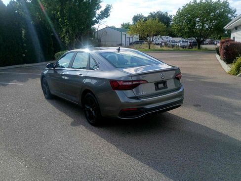 Used 2023 Volkswagen Jetta SE w/ Panoramic Sunroof Package image 3
