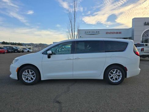 Used 2023 Chrysler Voyager LX image 2