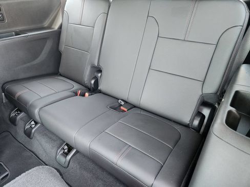 Certified 2023 Chevrolet Traverse RS FWD image 30