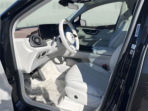 Used 2023 Mercedes-Benz EQE 500 4MATIC SUV w/ Exclusive Trim Package image 10