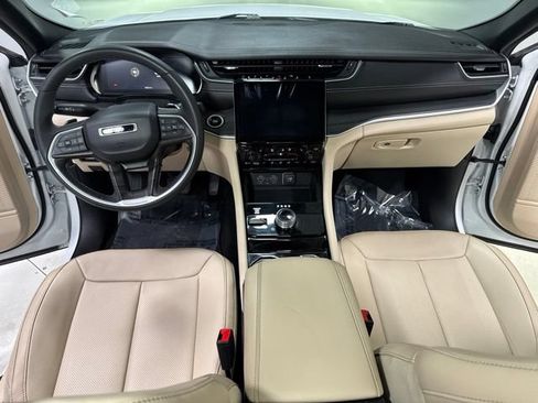 Used 2023 Jeep Grand Cherokee Limited w/ Luxury Tech Group II AWD/4WD image 3