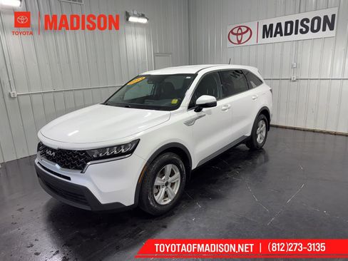 Used 2023 Kia Sorento LX FWD image 1