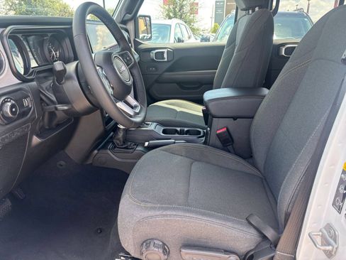 Used 2025 Jeep Wrangler Unlimited Sahara AWD/4WD image 25