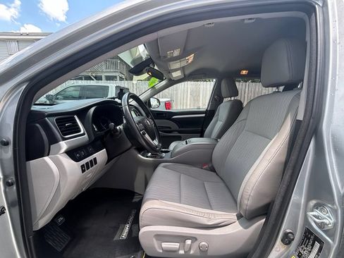 Used 2018 Toyota Highlander Plus w/ Carpet Mat Package (TMS) FWD image 14