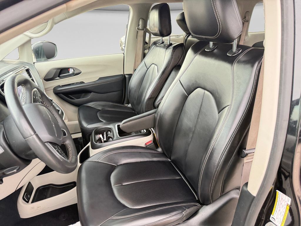 Used 2023 Chrysler Pacifica Touring-L FWD image 21