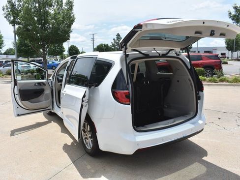 Used 2024 Chrysler Pacifica Touring-L FWD image 17