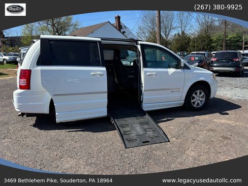 Used 2010 Chrysler Town & Country Touring image 4