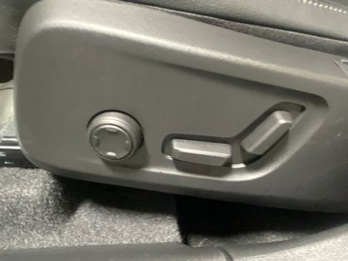 Used 2025 Volvo XC40 B5 Core image 12