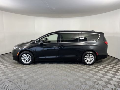 Used 2021 Chrysler Pacifica Touring-L image 4