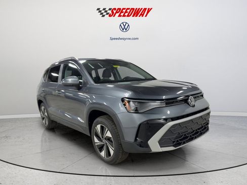 New 2026 Volkswagen Taos SE AWD/4WD image 2
