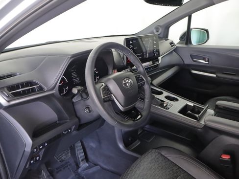 Used 2023 Toyota Sienna XSE AWD/4WD image 14