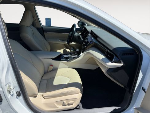 Used 2020 Toyota Camry XLE FWD image 19