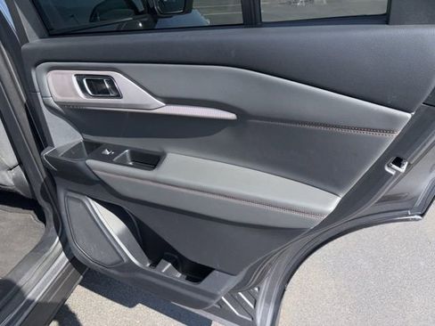 Used 2025 Ford Explorer Active AWD/4WD image 12