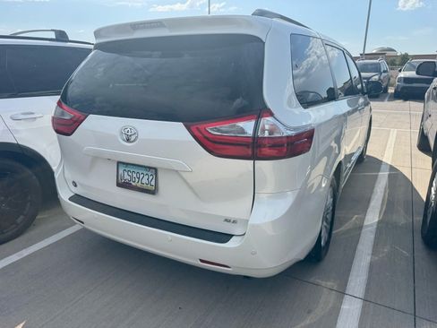 Used 2017 Toyota Sienna XLE w/ XLE Navigation Package FWD image 4