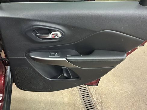 Used 2020 Jeep Cherokee Limited w/ Technology Group FWD image 19
