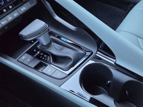 Used 2025 Hyundai Elantra Limited image 18