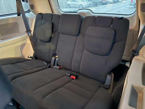 Used 2016 Dodge Grand Caravan SE image 18