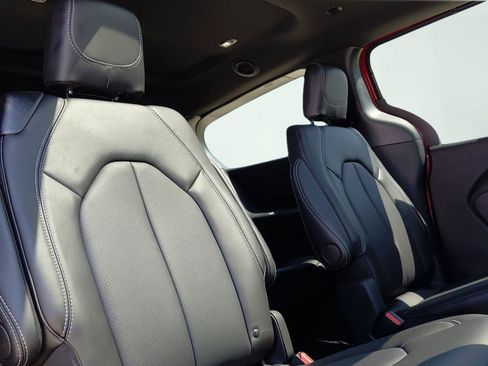 New 2026 Chrysler Pacifica Select AWD/4WD image 18