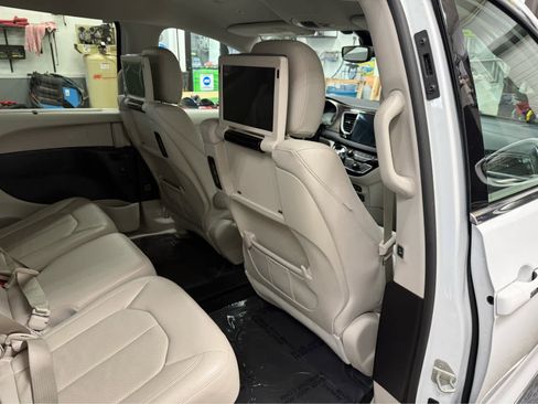 Used 2019 Chrysler Pacifica Touring-L Plus w/ Advanced Safetytec Group image 27