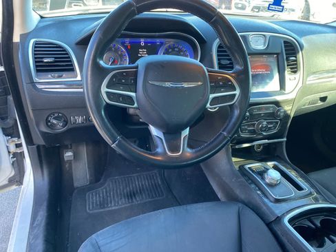 Used 2018 Chrysler 300 Touring w/ Driver Convenience Group image 10