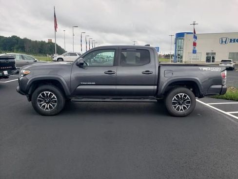 Used 2022 Toyota Tacoma TRD Sport AWD/4WD image 9