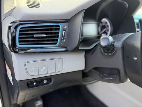 Used 2017 Kia Niro Touring w/ Advanced Technology Package image 14