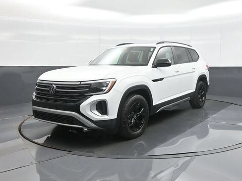 Used 2024 Volkswagen Atlas Peak Edition SE AWD/4WD image 3