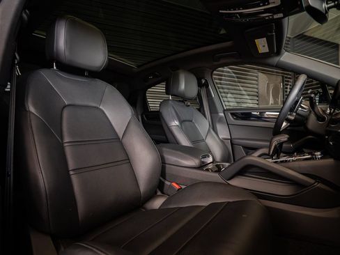 Certified 2023 Porsche Cayenne Coupe AWD/4WD image 28
