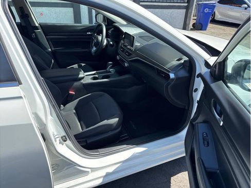 Used 2025 Nissan Altima 2.5 SV FWD image 10
