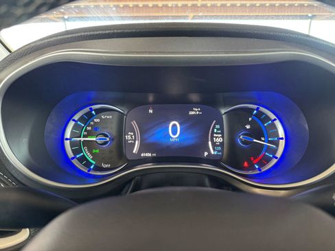 Used 2023 Chrysler Pacifica Touring-L image 9