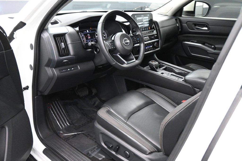 Used 2024 Nissan Pathfinder SL w/ SL Premium Package FWD image 2