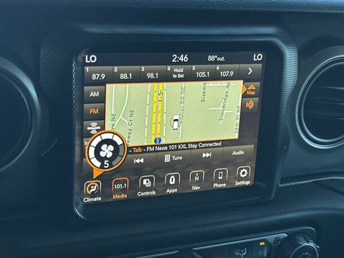 Used 2023 Jeep Gladiator Sport AWD/4WD image 17