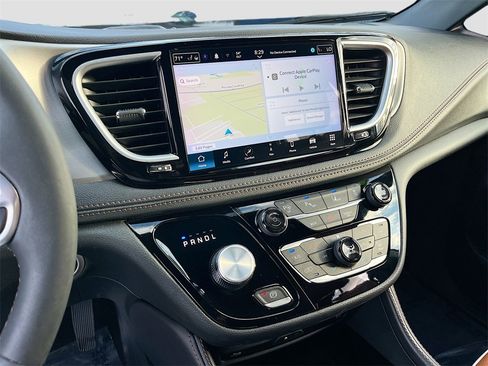 Certified 2024 Chrysler Pacifica Pinnacle image 15