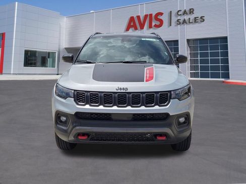 Used 2025 Jeep Compass Trailhawk AWD/4WD image 2