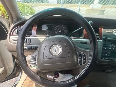 Used 2004 Lincoln Town Car Signature RWD image 4