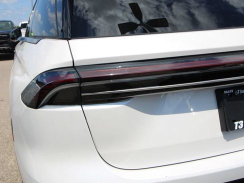 Used 2024 Lincoln Nautilus Premier AWD/4WD image 13