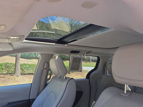 Used 2020 Chrysler Pacifica Limited image 29