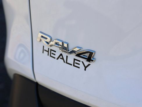 Used 2022 Toyota RAV4 LE image 10