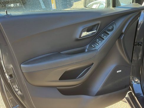 Used 2017 Chevrolet Trax LT w/ Sun & Sound Package image 11