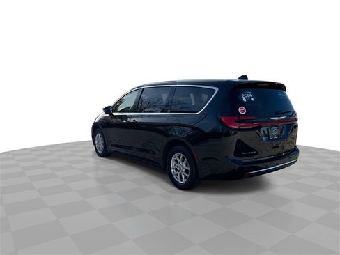 Used 2024 Chrysler Pacifica Touring-L image 6