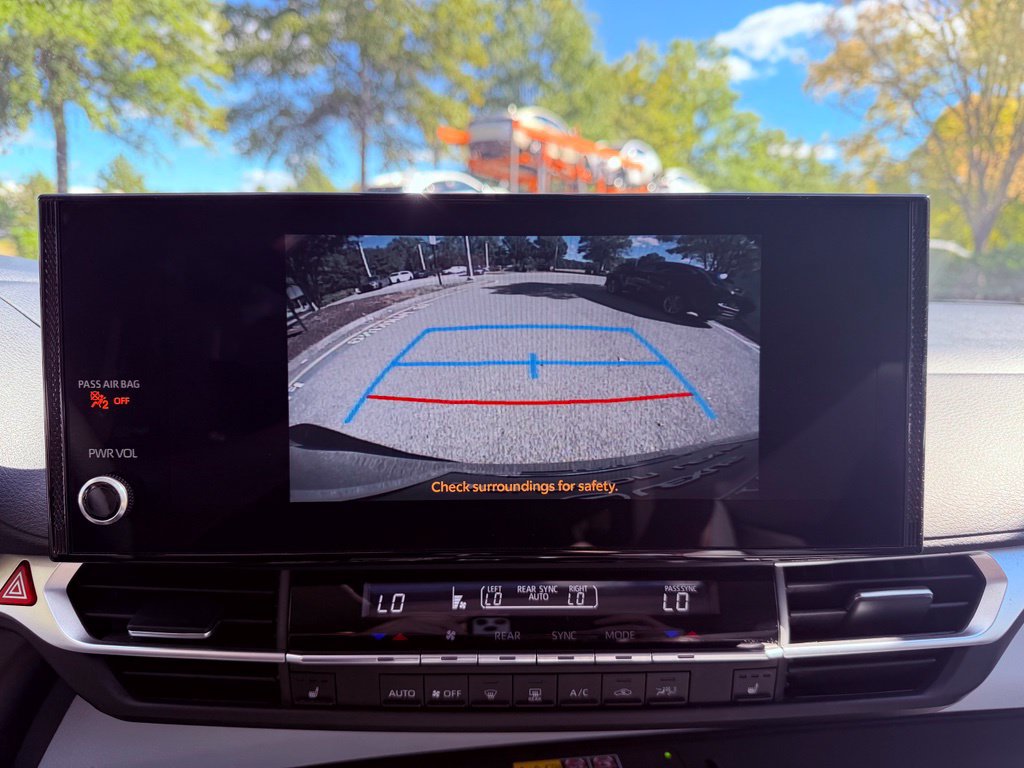 Used 2025 Toyota Sienna XLE FWD image 25