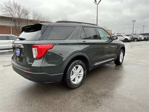 Used 2023 Ford Explorer XLT image 3