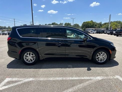 Certified 2025 Chrysler Pacifica Select FWD image 5
