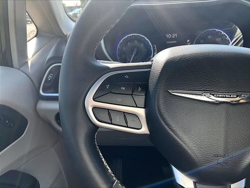 Used 2024 Chrysler Pacifica Touring-L FWD image 19